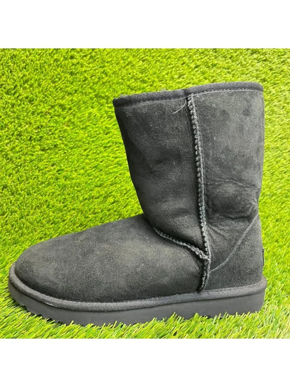 UGG Classic Short II Womens Size 8 Black Outdoor Working Sheepskin Suede Boots